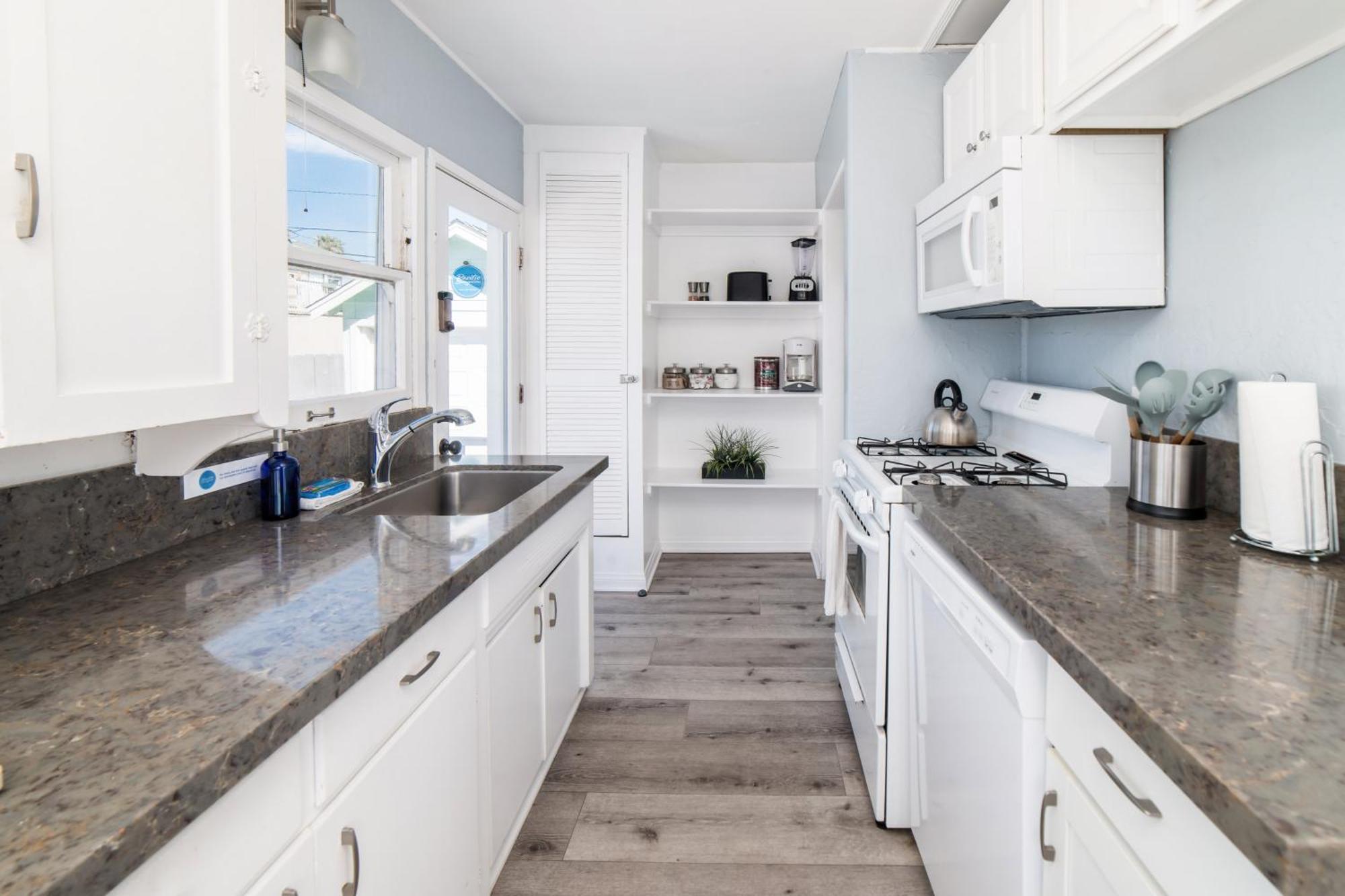 Pacific Bungalow In Oceanside With Backyard & Tiny House المظهر الخارجي الصورة